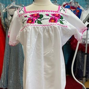 Traditional Mexican blouse🌿. M/L loose fittingnew